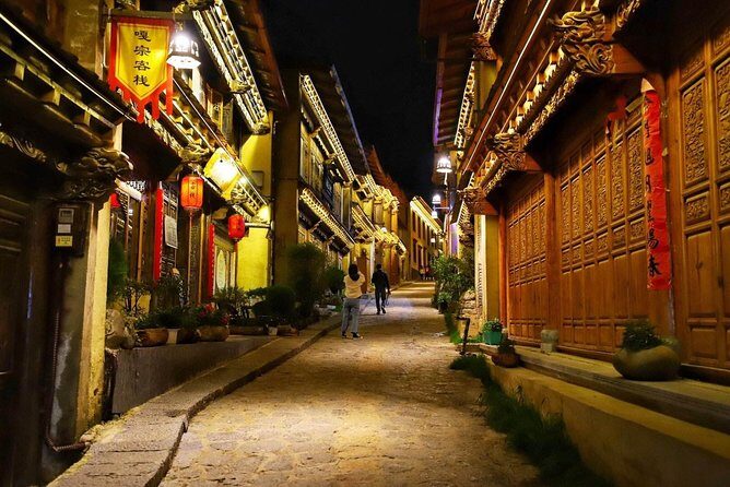 1-Day Shangri-La tour with Ganden Monastery, Napahai Lake and Tibetan Town - Dukezong Ancient Town: walking, shopping, and a reset