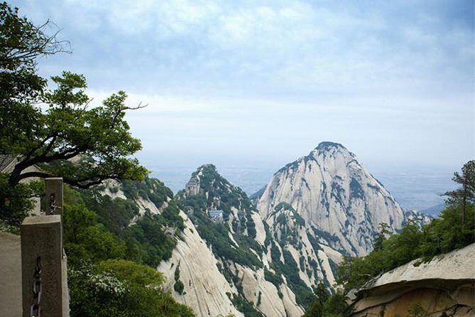 2-Day Xi'an Private Tour: Mount Huashan and Terracotta Warriors - Muslim Quarter: food streets and souvenir stops, with a short clock