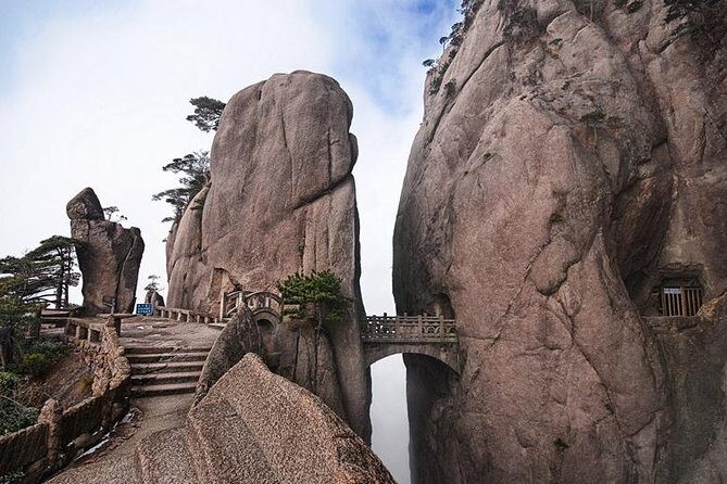 3-Day Yellow Mountains, Hongcun Village and Tunxi Ancient Street Private Tour - Day 2 on Huangshan: Cable Car Up, Pines Along the Way, Then Xihai