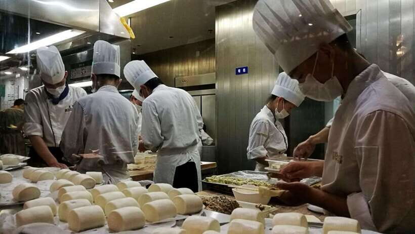3-Hour Shanghai Street Food Tasting & Old Town Private Tour - Markets, arts, crafts, and souvenirs without the chaos