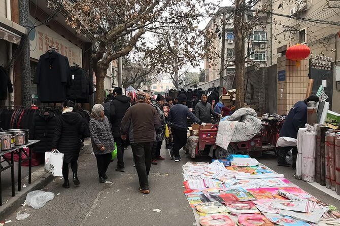 4-hour Private Xi'an Old Downtown Highlights Walking Tour - Moving through the Muslim Quarter by tuk tuk or shuttle