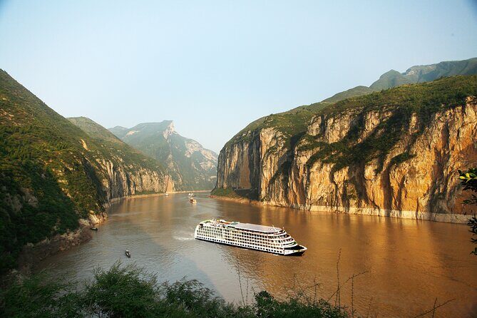 4D3N Yangtze River tour: Chongqing to Yichang by Victoria Sabrina - Badong and Shennv Stream: pea-boat riding and hanging coffins