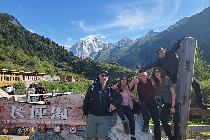 6 Days Mt.Siguniang Dafeng Erfeng Climbing - Day 1 in Chengdu: check-in, gear checks, and agreement time