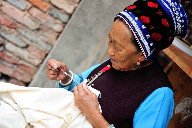 7 Days Yunnan Charming Old Town Tour - Lijiang’s last window: shopping and getting to your transport