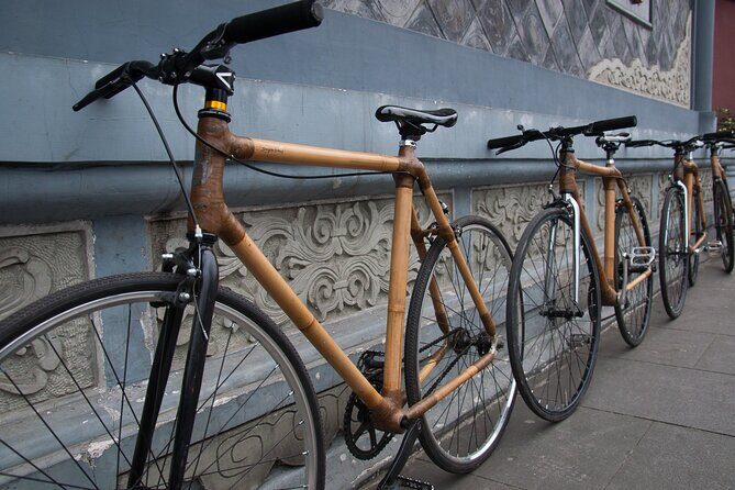 Bamboo Bicycle Tour in Chengdu - Chairman Mao statue photo break in the city center
