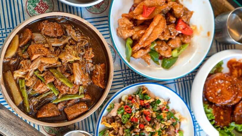 Beijing: Hidden Gems Guided Food Tour with Beer and Tastings - Guides, service, and why the experience feels easy
