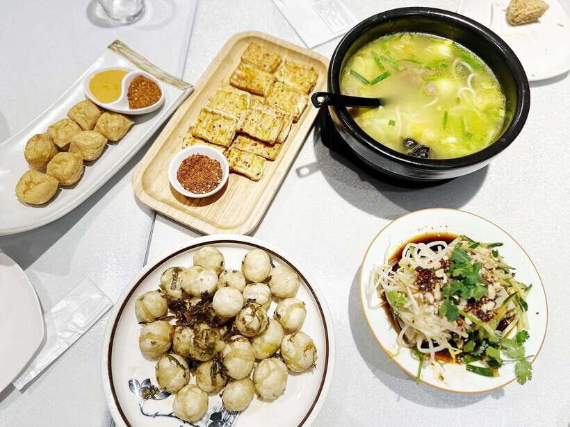 Beijing Hutong Food Crawl Delights: Peking duck, Hotpot&More - Drinks included: unlimited beer and sodas without the pressure