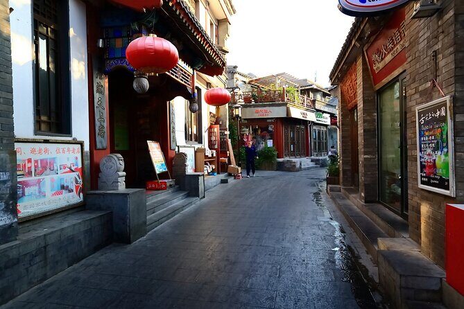 Beijing Hutong Night Tour with Yunnan Style Dinner and Chartered Boat Ride at Houhai Lake - Houhai at night: why this route works better than a casual stroll