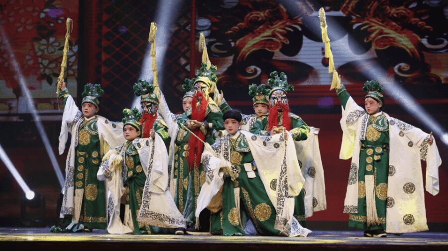 Beijing: Must-See Peking Opera at Liyuan Theatre Ticket - Inside the Theatre: Makeup, Costume Prep, and English Notes