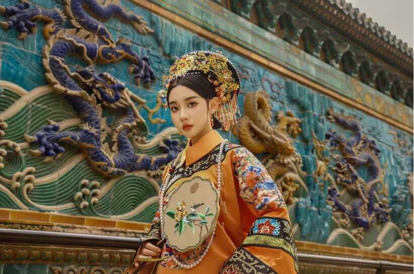 Beijing: Traditional Chinese Costume Makeover & Photo Shoot - Meeting at Jinyuhutong Station: the part that sets the tone