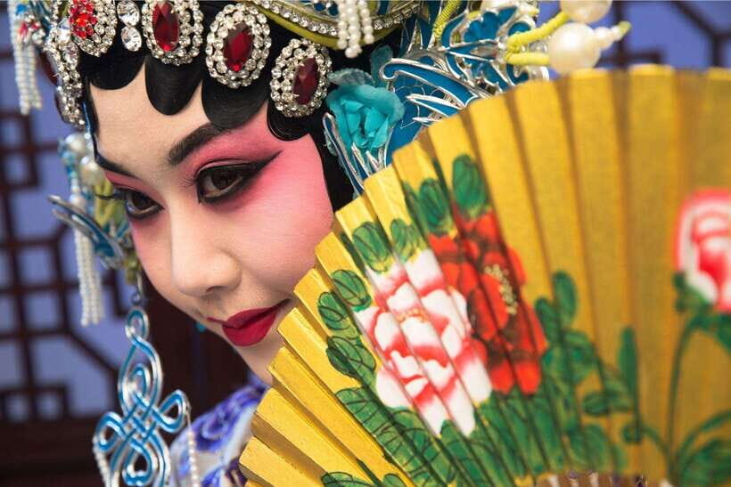 Beijing: Traditional Cultural Show Peking Opera Tickets - Following the story with English subtitles and the theatre guide