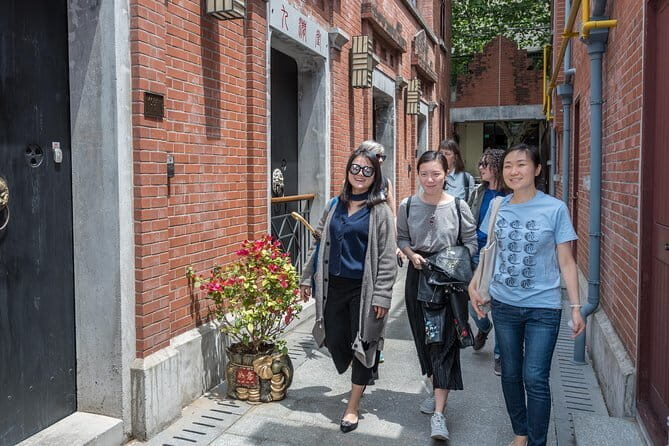 Beijing Walking Food Culture Tour in Hutong and Hidden Places - Stop 1 at Yandai Xiejie: hutong names, old landmarks, and hands-on snack work