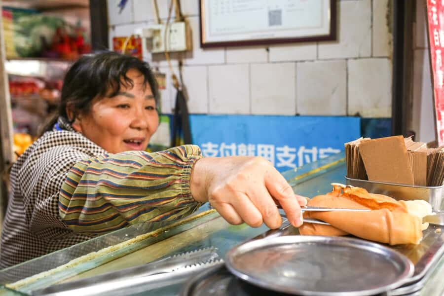 Chengdu: Hidden Dishes and Beers UNESCO Food Evening Tour - The spice test: Sichuan specialties and watching noodles get sauced