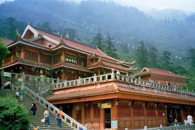 Chengdu Private Day Tour to Emei Mountain with Lunch and Cable Car Ride - The cable car to the Golden Summit: best views with real-world waits