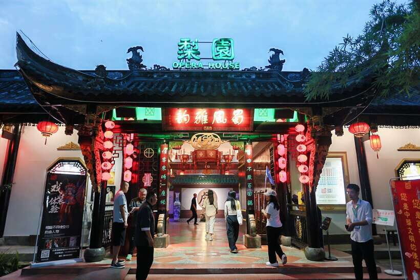 Chengdu: Sichuan Opera Face-Changing and Acrobatics Show - Quick Hits Before You Go