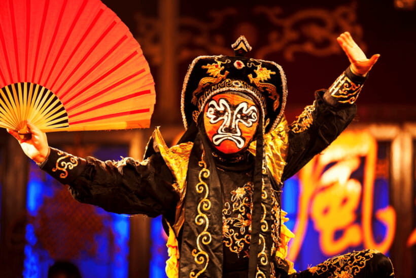 Chengdu: Sichuan Opera Face-Changing and Acrobatics Show - Costumes, Makeup, and the Photo Moment Factor