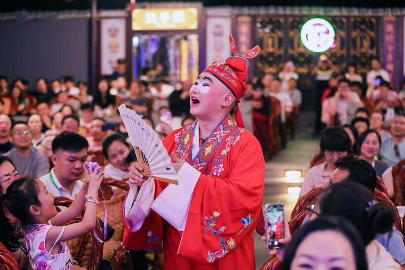 Chengdu: Sichuan Opera Face-Changing and Acrobatics Show - Getting There and Timing the 1.5-Hour Night