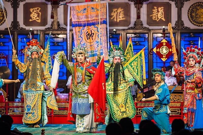Chengdu Signature Opera Face Changing and Tea - Shufeng Yayun in Qingyang Palace: the setting you’ll notice right away