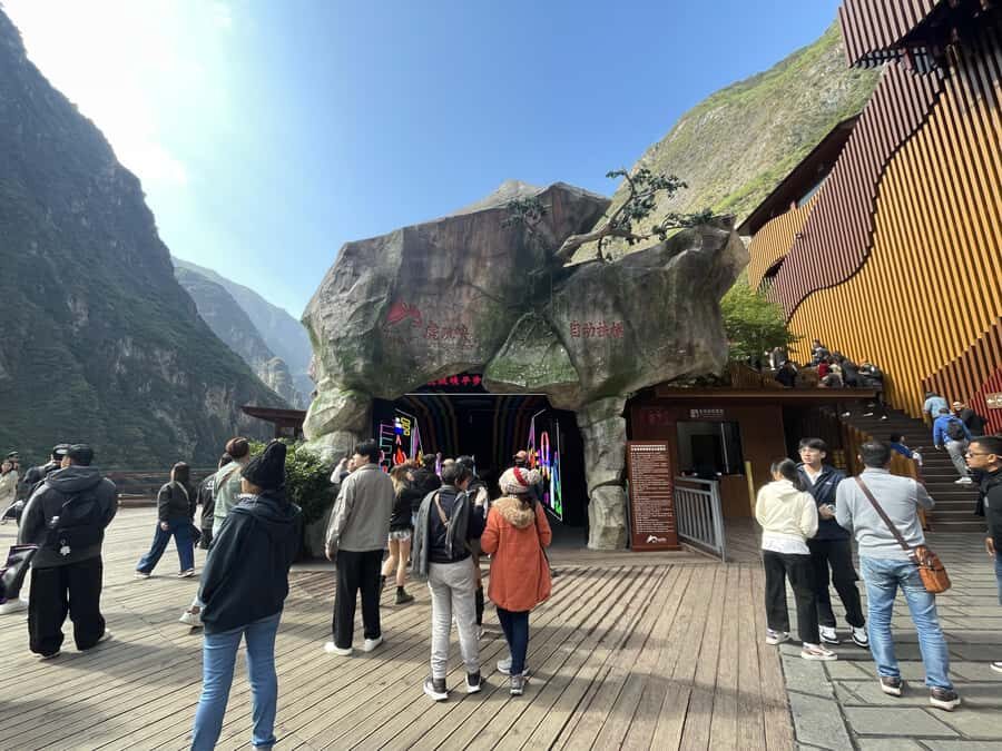 China Tiger Leaping Gorge: A Canyon Adventure - Lunch in Qiaotou: Naxi Chinese meal with a mixed track record