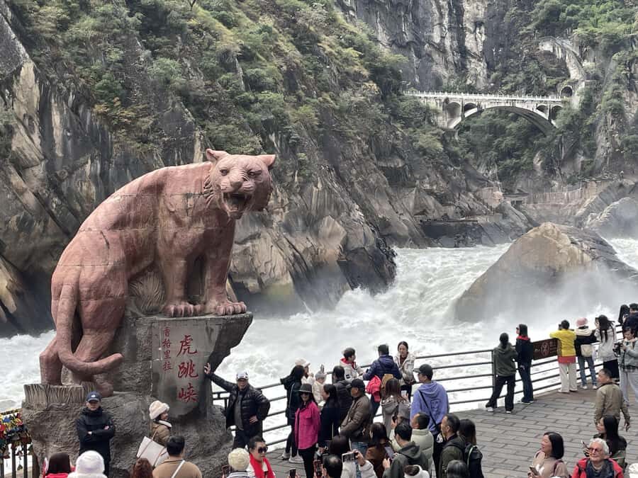 China Tiger Leaping Gorge: A Canyon Adventure - Morning pickup and the Yangtze First Bay photo stop