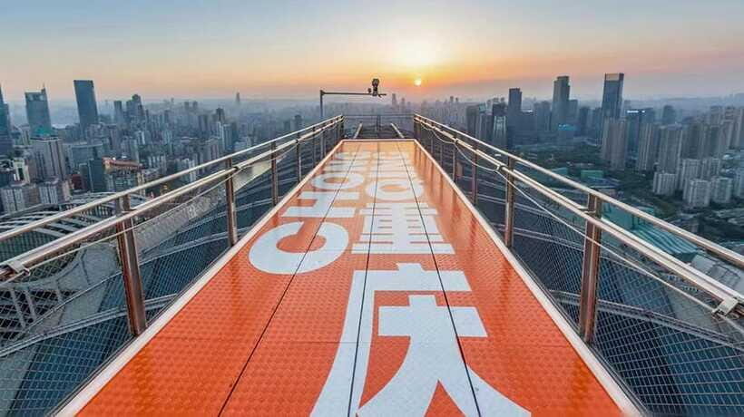 Chongqing: 520m-high Eye Skyview Deck Ticket for Adult - Timing the Visit: Daylight, Night Lights, and Bad Weather Reality