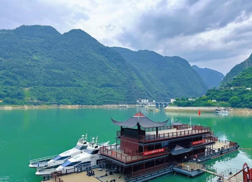 Chongqing One-Day Trip: Wulong's 3 Essentials - Wujiang River Observation Deck: Cliffs, Emerald Water, and Sunrise-Friendly Frames