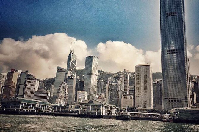 Custom private tour of Hong Kong Island - Half day - Sheung Wan street art and Feng Shui you can spot in real life