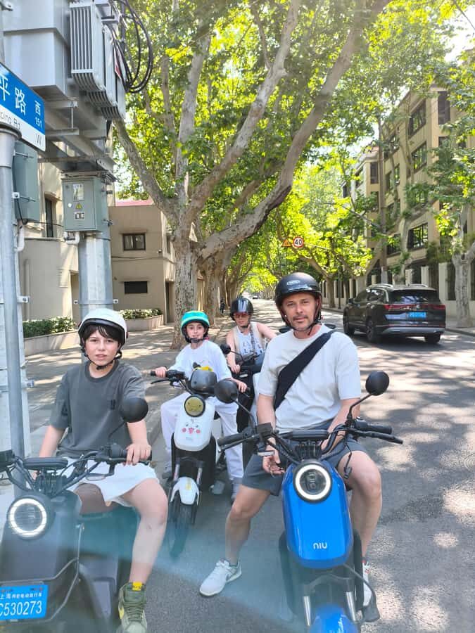E-Bike Adventure Tour in Shanghai - A full hour for local markets and quieter neighborhoods