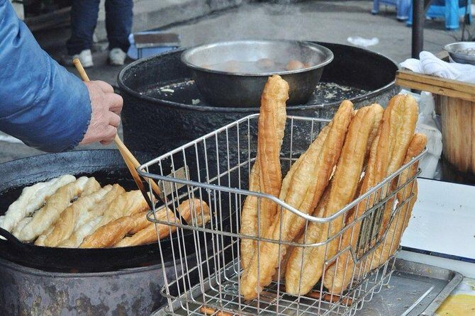 Early Bird Shanghai Street Breakfast Tour And Visit Fabric Market - Yu Garden area: tea ceremony time and a calmer pause from street food