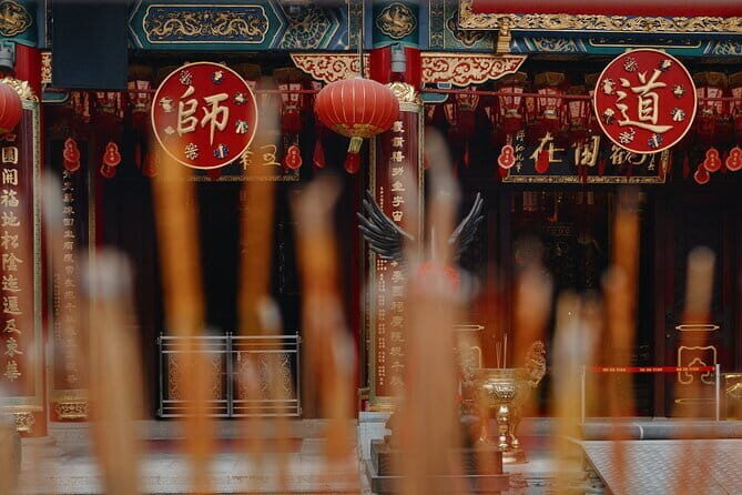 Experience Hong Kong in 1 day: discover the best - Wong Tai Sin Temple: Taoist rituals, symbolism, and a short admission pause