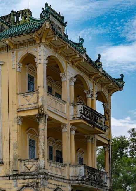 From Guangzhou: UNESCO Watchtowers & Ancient Villages Tour - Li Garden: Overseas Chinese Wealth in Koi Ponds and Western-Style Villas