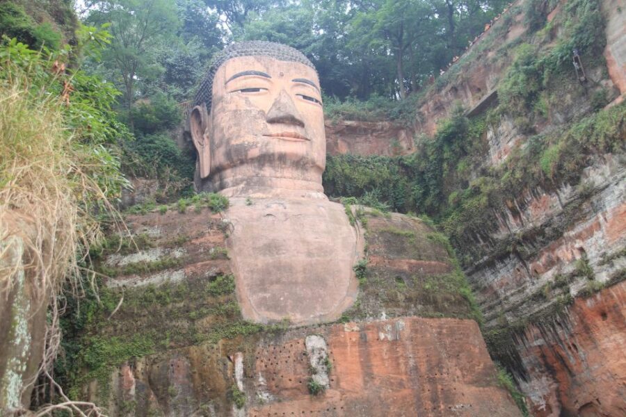Full-Day Tour of Leshan's Giant Buddha from Chengdu - Lunch in Leshan: what’s included and what costs extra