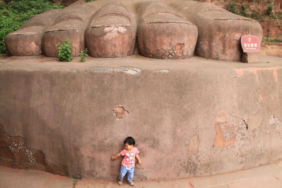 Full-Day Tour of Leshan's Giant Buddha from Chengdu - Private English-speaking guides: Weaver and Chen make the day