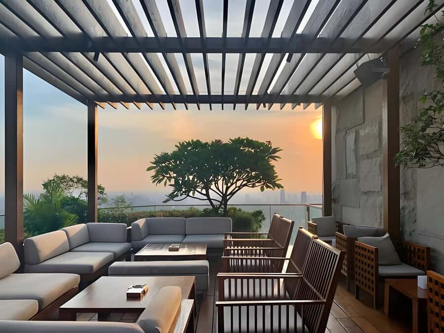 GuangZhou: 70 Floor RoofTop openair Bar, Sunset & Light Show - What’s Included: Snacks, Drinks, and the Sky