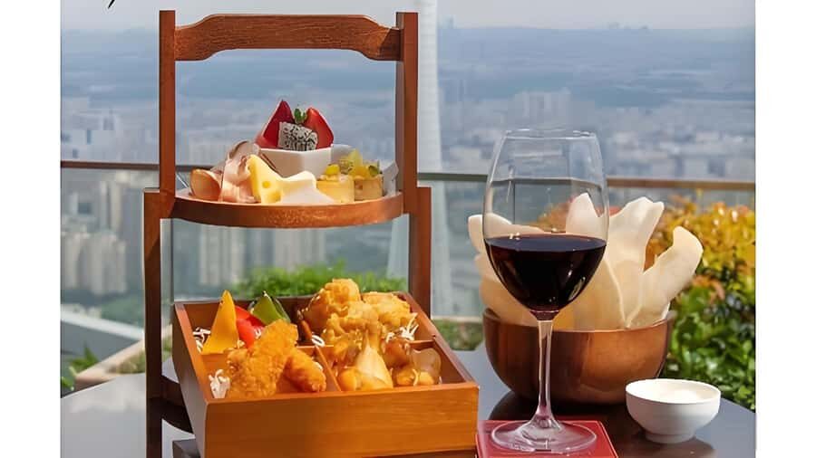 GuangZhou: 70 Floor RoofTop openair Bar, Sunset & Light Show - Enjoying the View Like a Pro (Without Overthinking It)