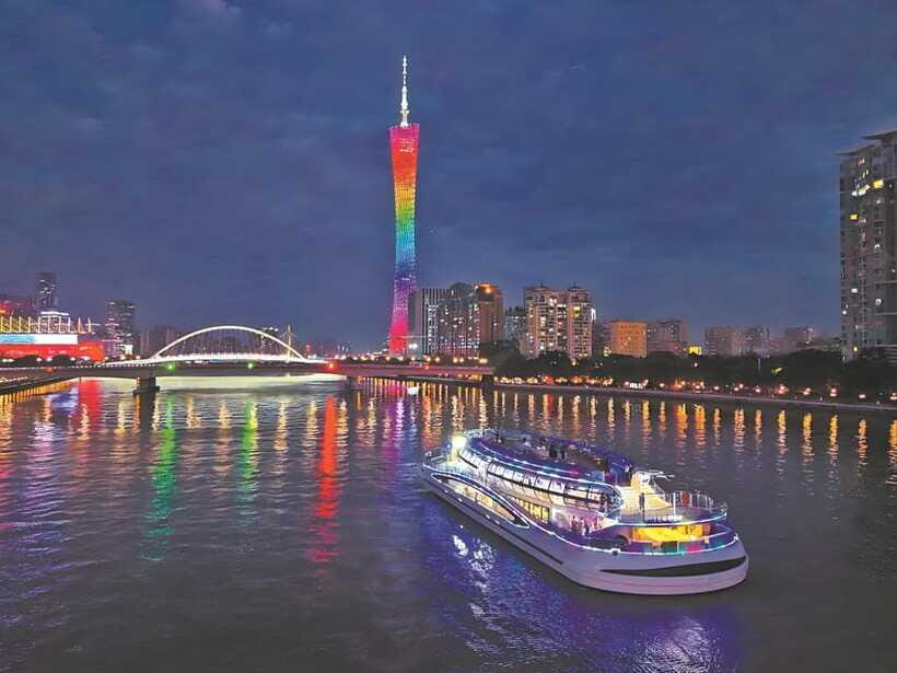 Guangzhou: Roundtrip Cruise Night View from Canton Tower - Dining with the view: Cantonese flavors without turning the cruise into a full meal