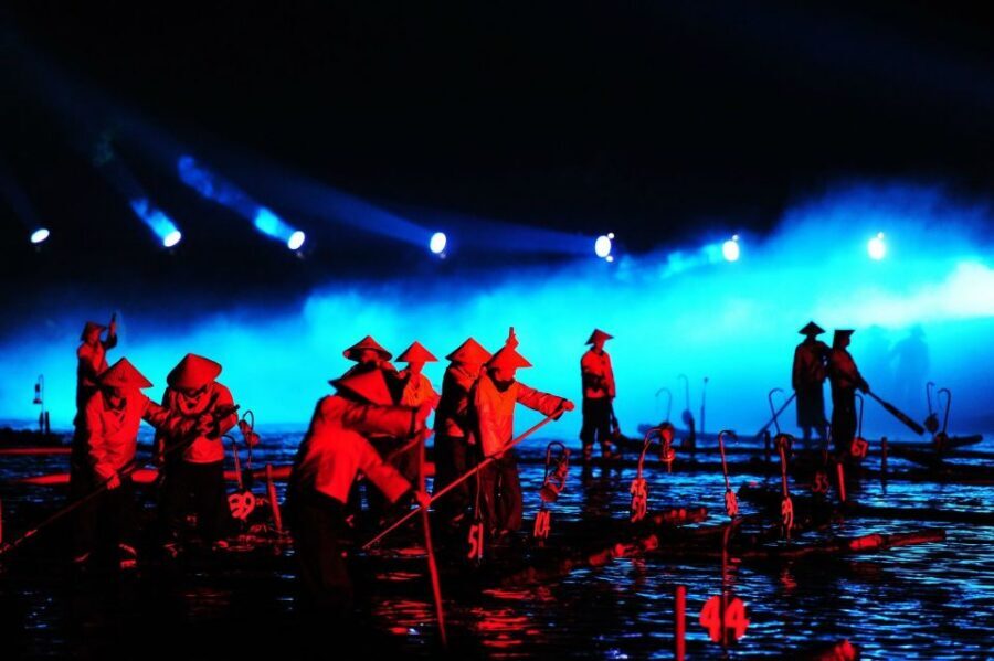 Guilin: Private Full-Day Li River Cruise and Liusanjie Show - When rain and comfort become part of the plan