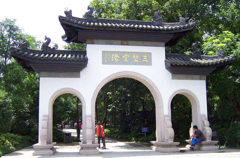 Hangzhou: Fei Lai Peak (Lingyin Temple) E-Ticket - Using the QR Code at the Gate: Fast When It Works