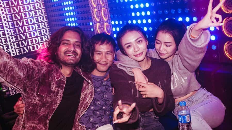 Hong Kong: 3-Hour Lan Kwai Fong Pub Crawl - Where the Night Starts: Lan Kwai Fong Amphitheatre and Dead & Bar