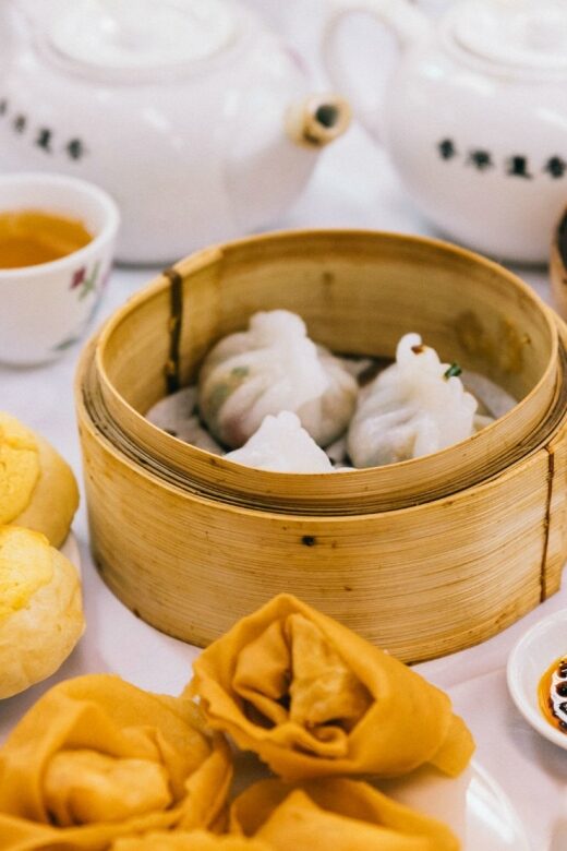 Hong Kong: Private Food Tour with 10 Tastings - Dim sum and pineapple buns: the classics you should pay attention to