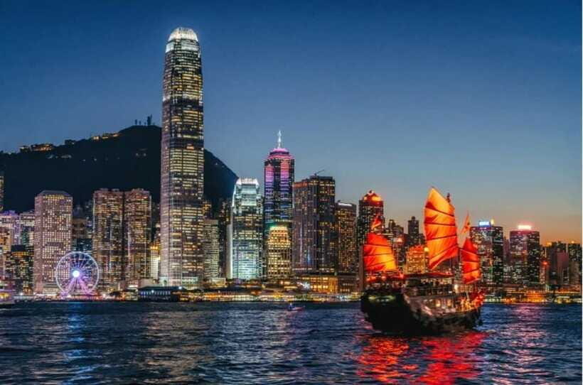 Hong Kong: Victoria Peak Tram & Cruise Buffet Tour - Riding the Peak Tram With Priority Boarding (Round Trip)