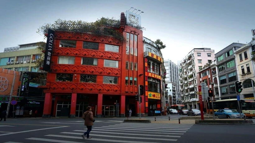"Impressions of Guangzhou" Cultural Double-Decker Bus - The food part: Cantonese tea set dim sum served on board