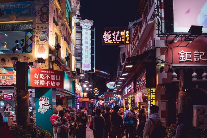 Kowloon Night Street Food Tour with a Local: Private & Customized - Why Kowloon at Night Works So Well for First-Time Visitors