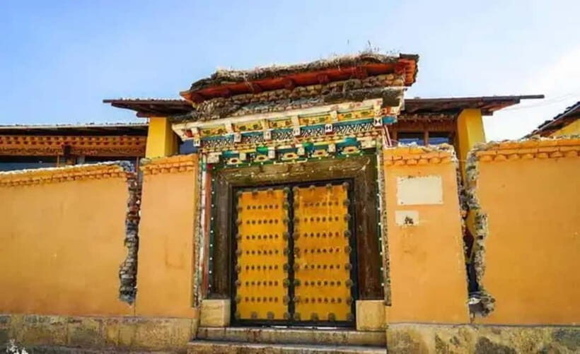 Lijiang to Shangri-La HuXiang Road Private Scenic Tour - Pudacuo National Park and Napahai Grassland: Yaks in the Open