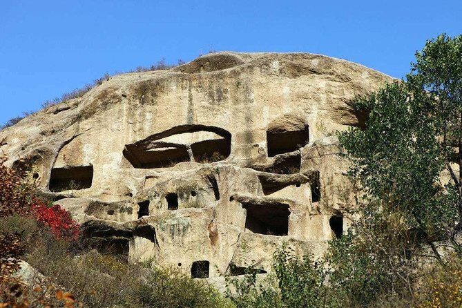 Longqing Gorge and Guyaju Caves Private Day Tour - Guyaju Caves: 117 cliff caves and daily-life vibes
