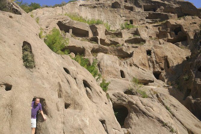 Longqingxia Gorge Cruise and Guyaju Cave Dwellings Private Day Tour - Who should book this Longqingxia and Guyaju private tour