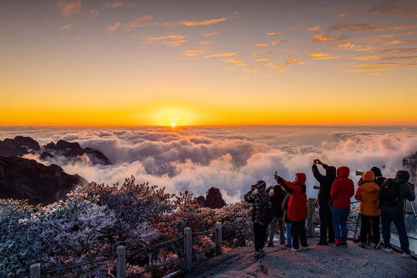 Mount Huangshan: Highlights Tour in Huangshan full-day - Summit Walk: Welcoming Guest Pine and the Peaks You Can Name