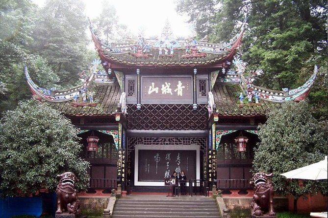 Mount Qingcheng and Dujiangyan Irrigation System Private Day Tour from Chengdu - Mt. Qingcheng: Taoist temples, Yuecheng Lake, and a hike with options
