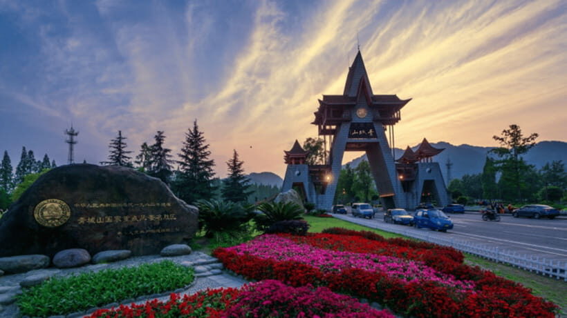 Mount Qingcheng Tour: Explore Serene and Sacred Taoist Site - The path to the temples: what walking Qingcheng feels like