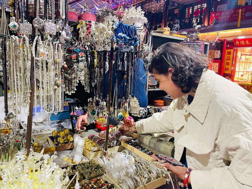 Night Market Haggling Adventure with an English Guide! - Why Panjiayuan Feels Different From Other Night Markets